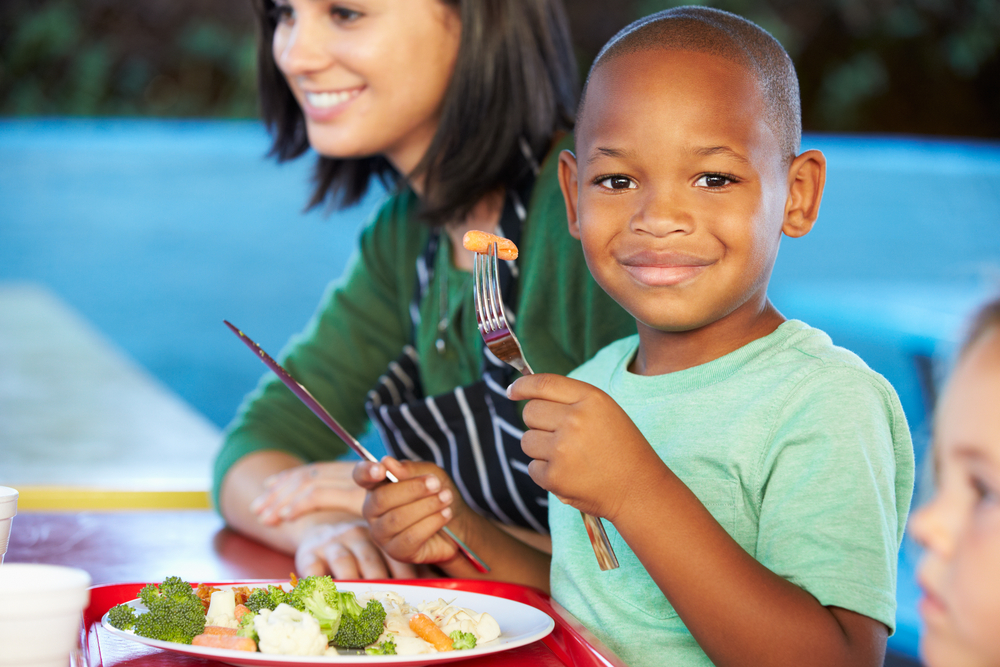 kids enjoying healthy lunch